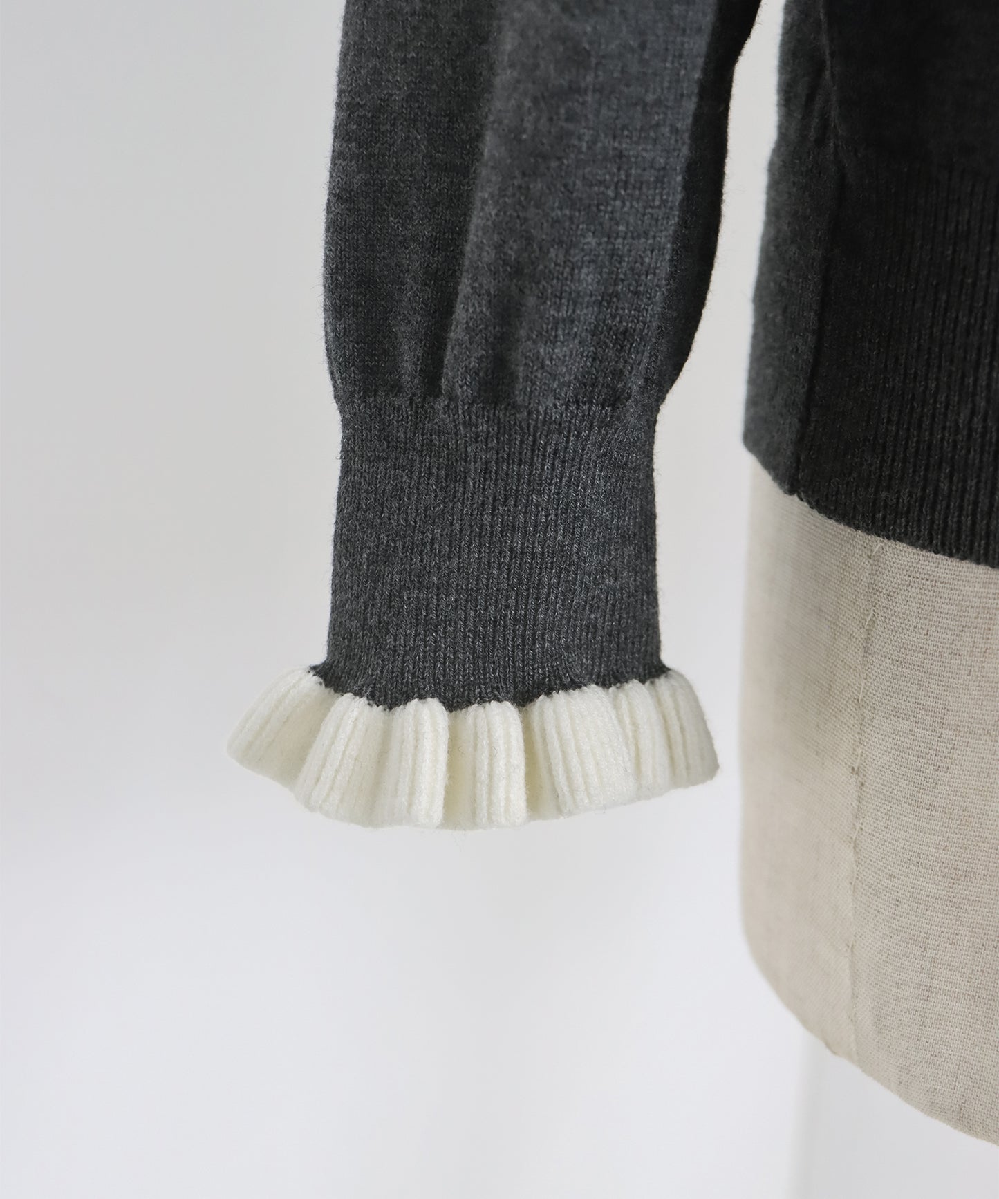 配色フリルハイネックニット