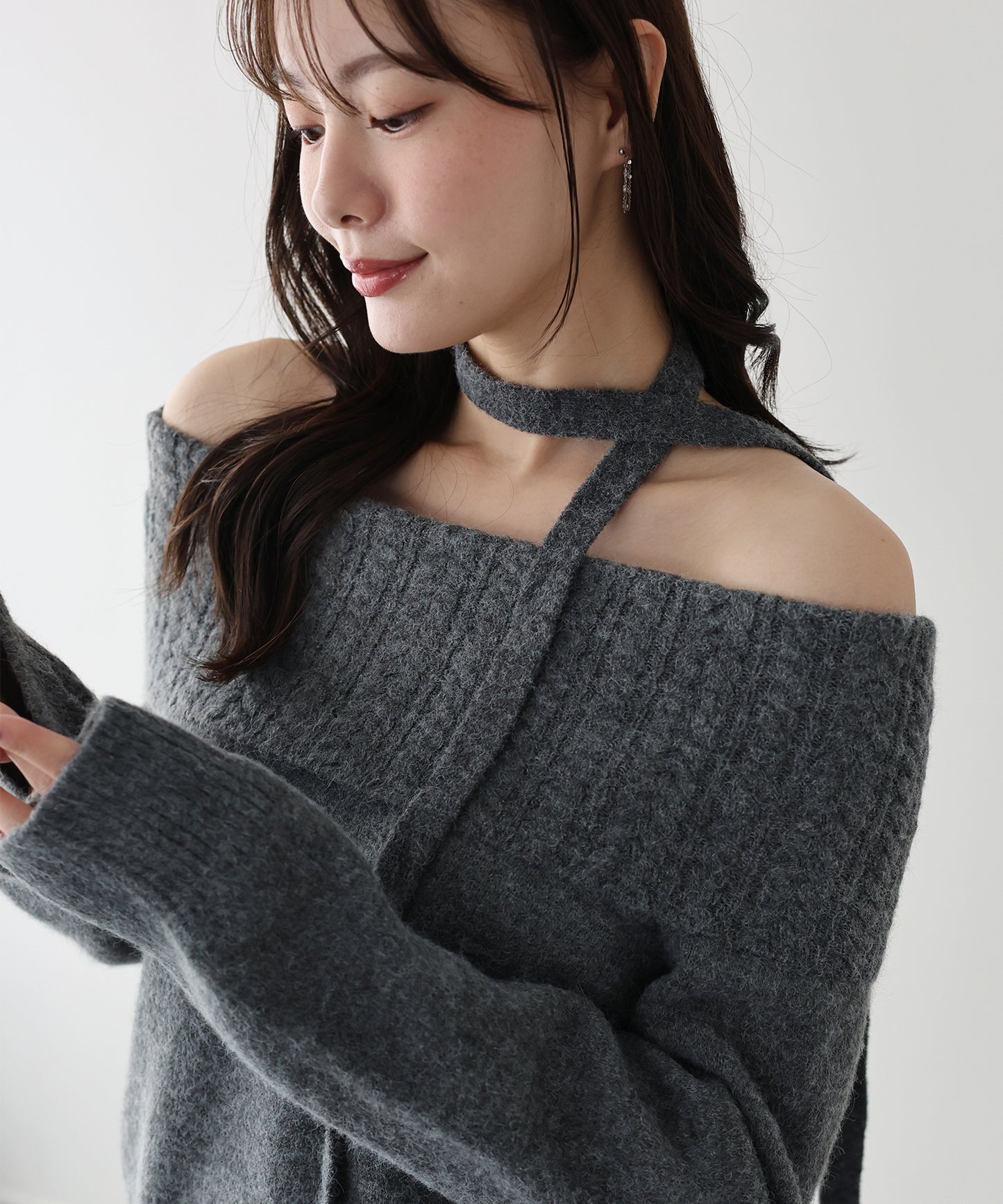 【早割5％OFF】リボンタイ付きオフショルダーニット