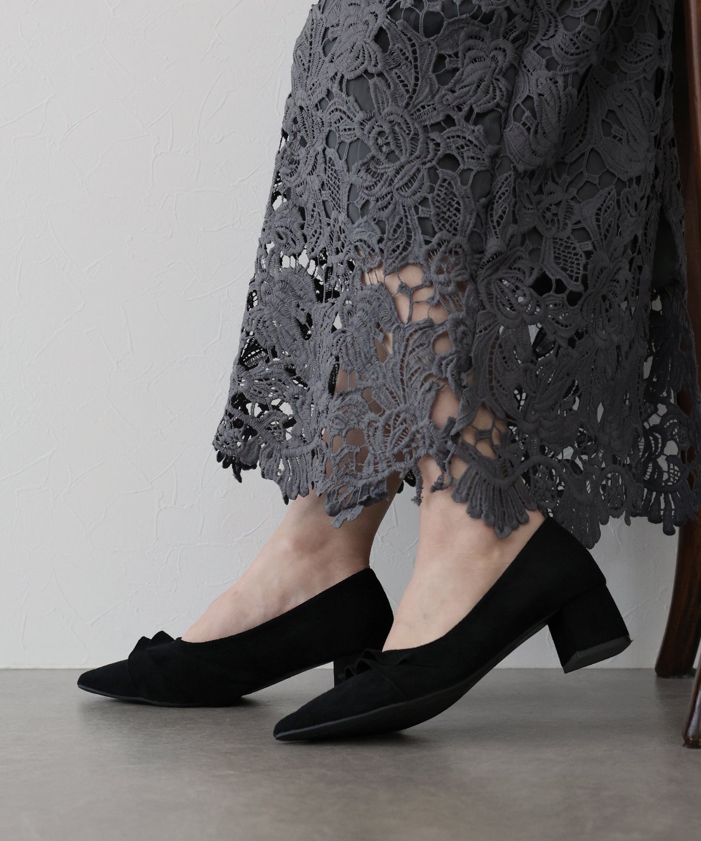 フリルスエードパンプス