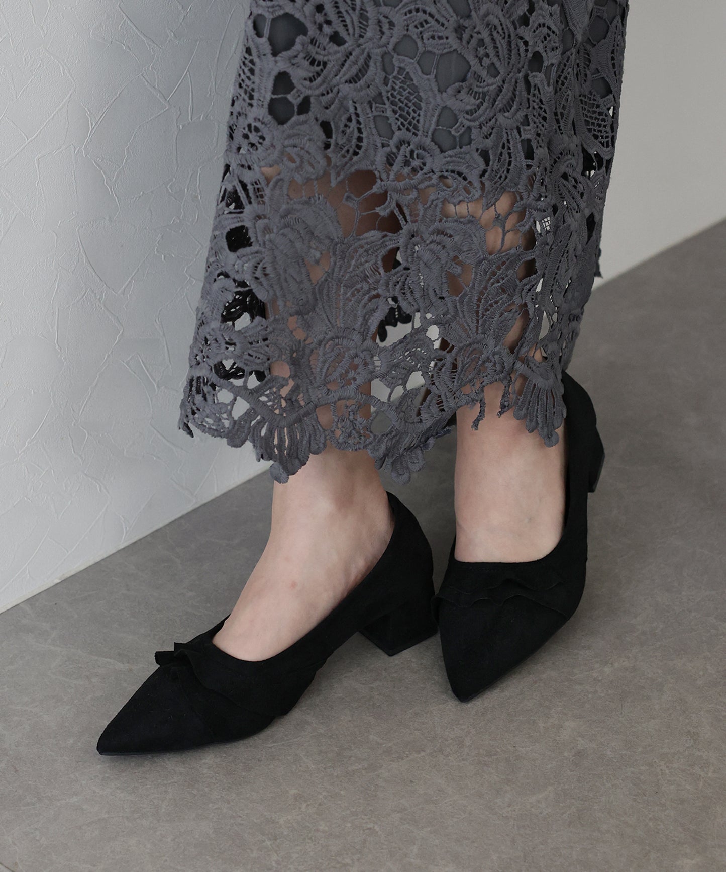 フリルスエードパンプス