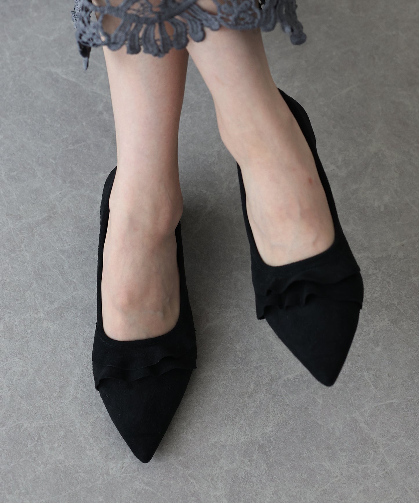 フリルスエードパンプス