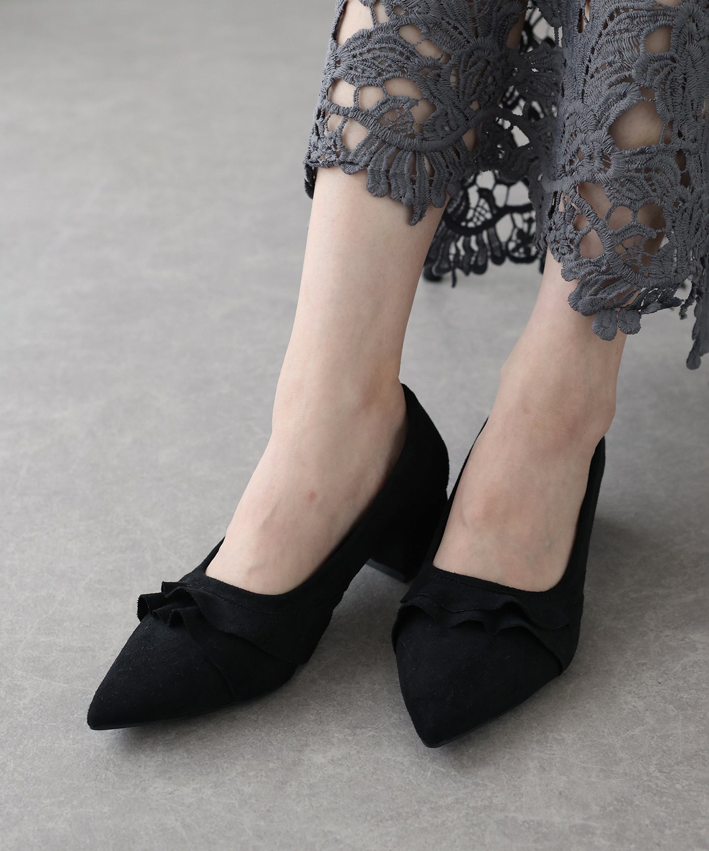 フリルスエードパンプス