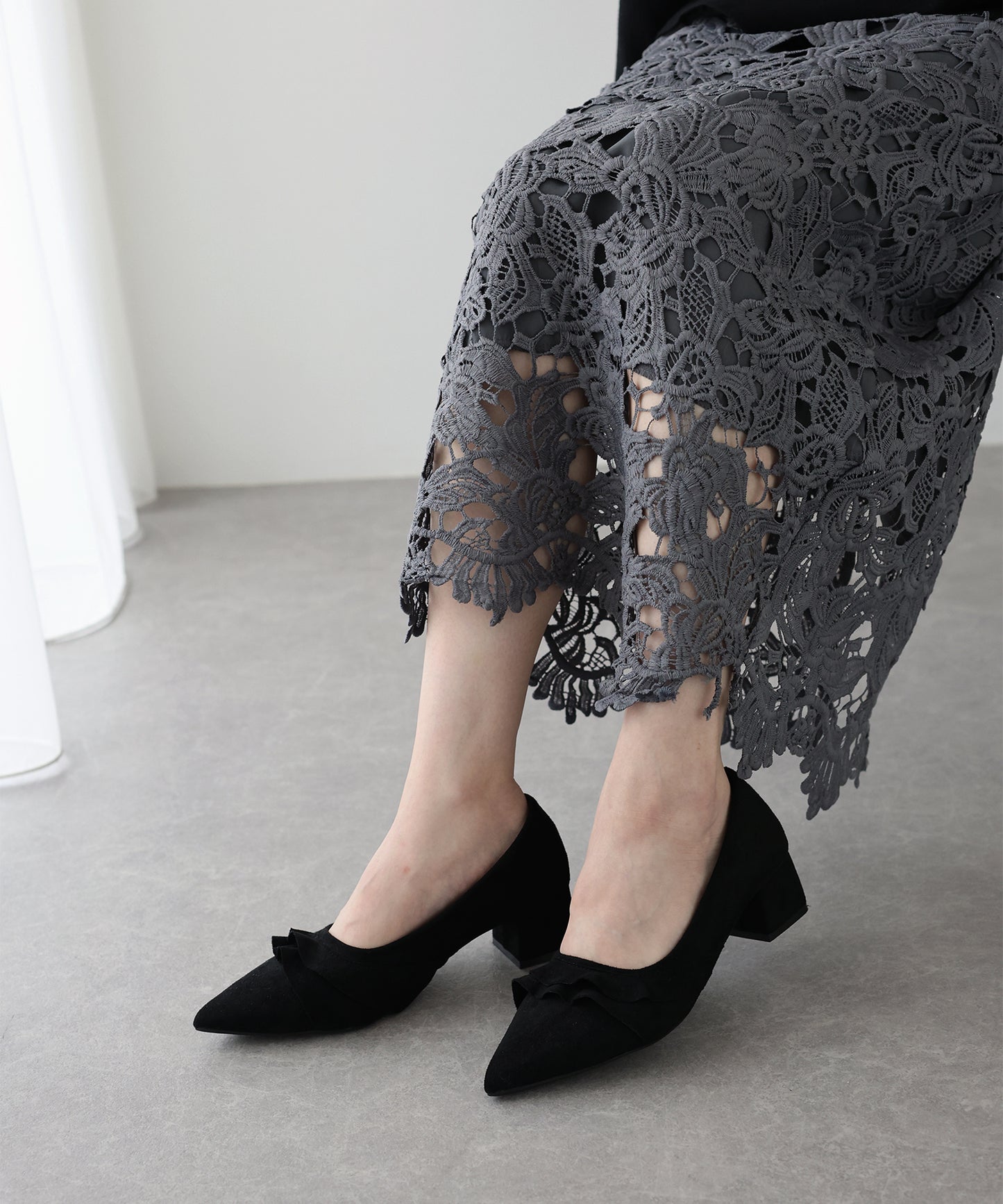 フリルスエードパンプス