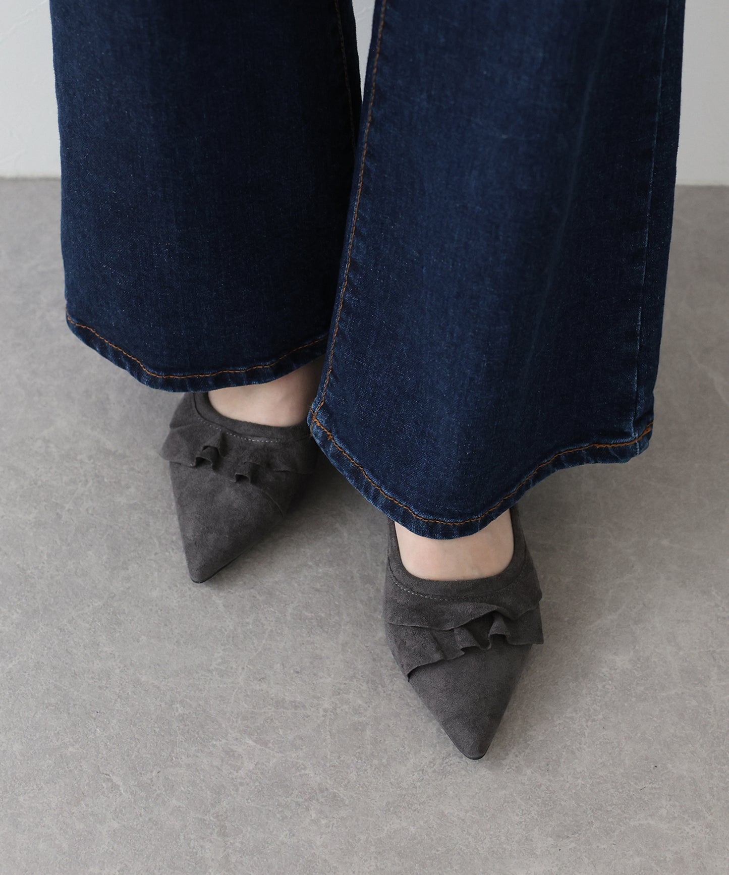 フリルスエードパンプス