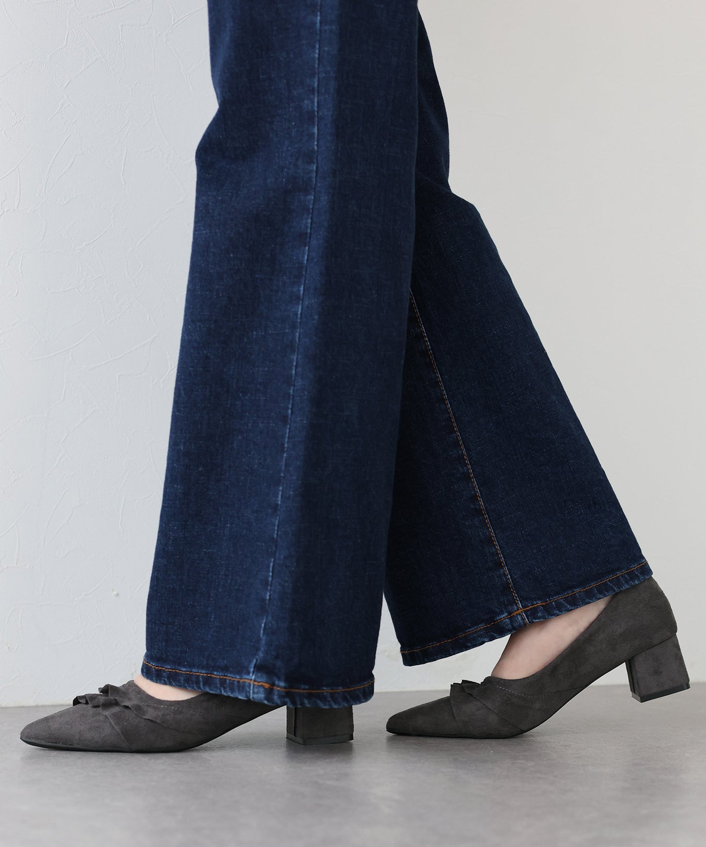 フリルスエードパンプス