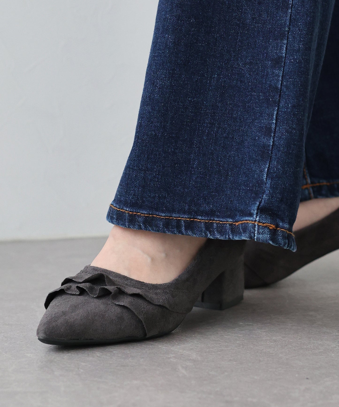 フリルスエードパンプス