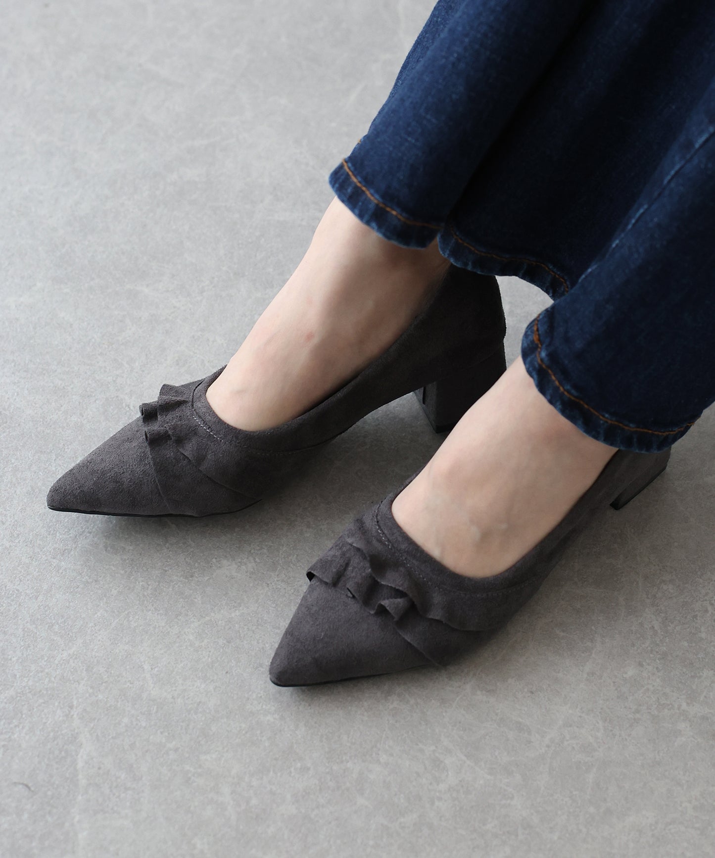 フリルスエードパンプス