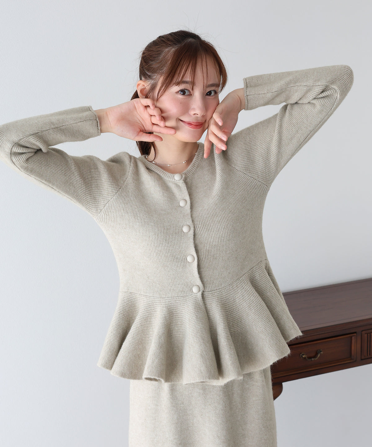 【早割5％OFF】ペプラムカーディガン＆ニットスカ―ト セットアップ
