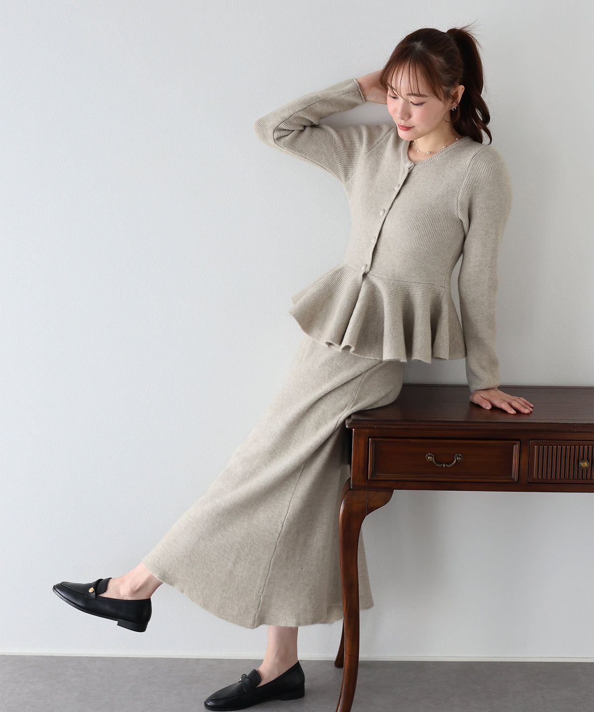 【早割5％OFF】ペプラムカーディガン＆ニットスカ―ト セットアップ