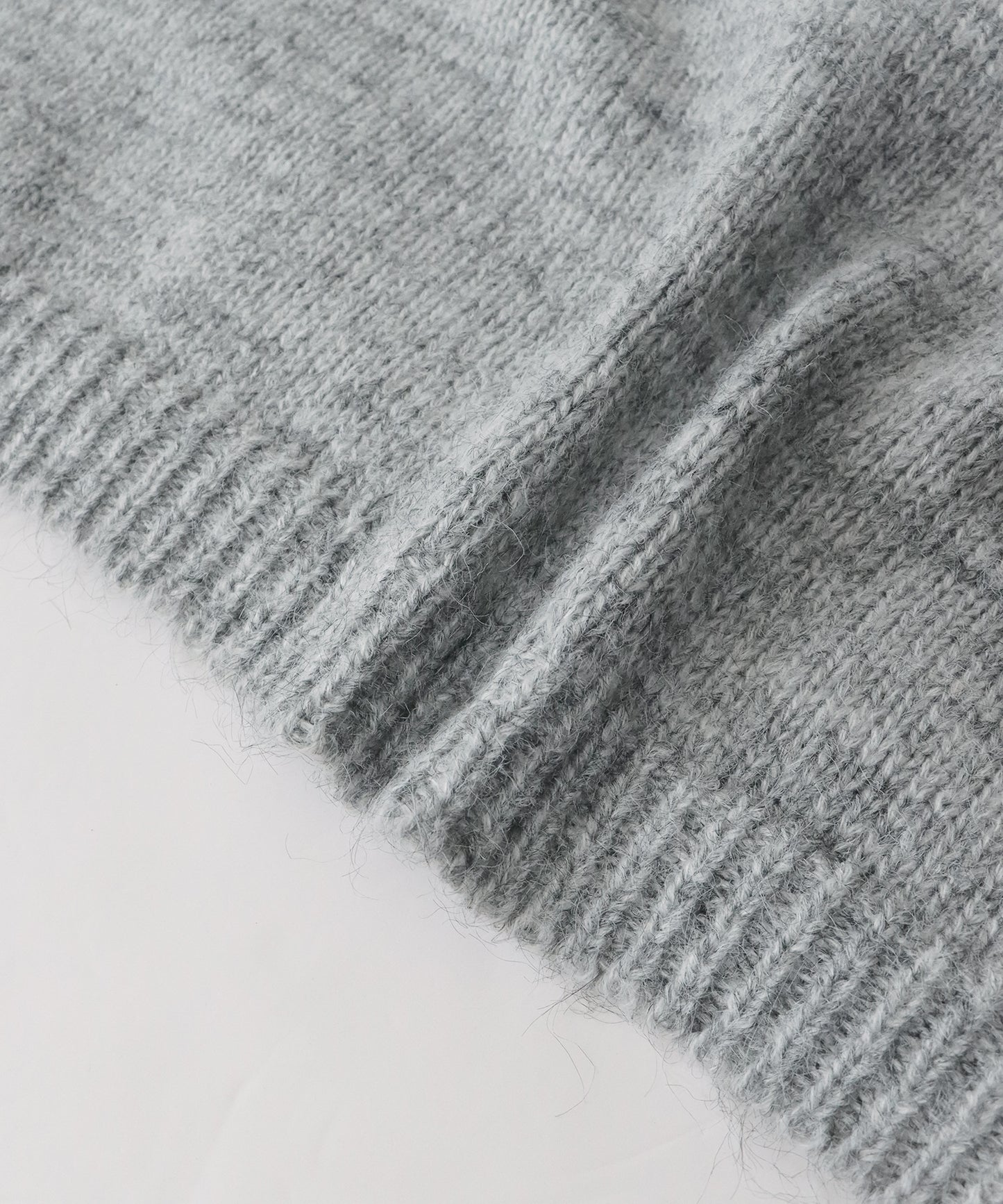 ポンポン付きファーフードニット