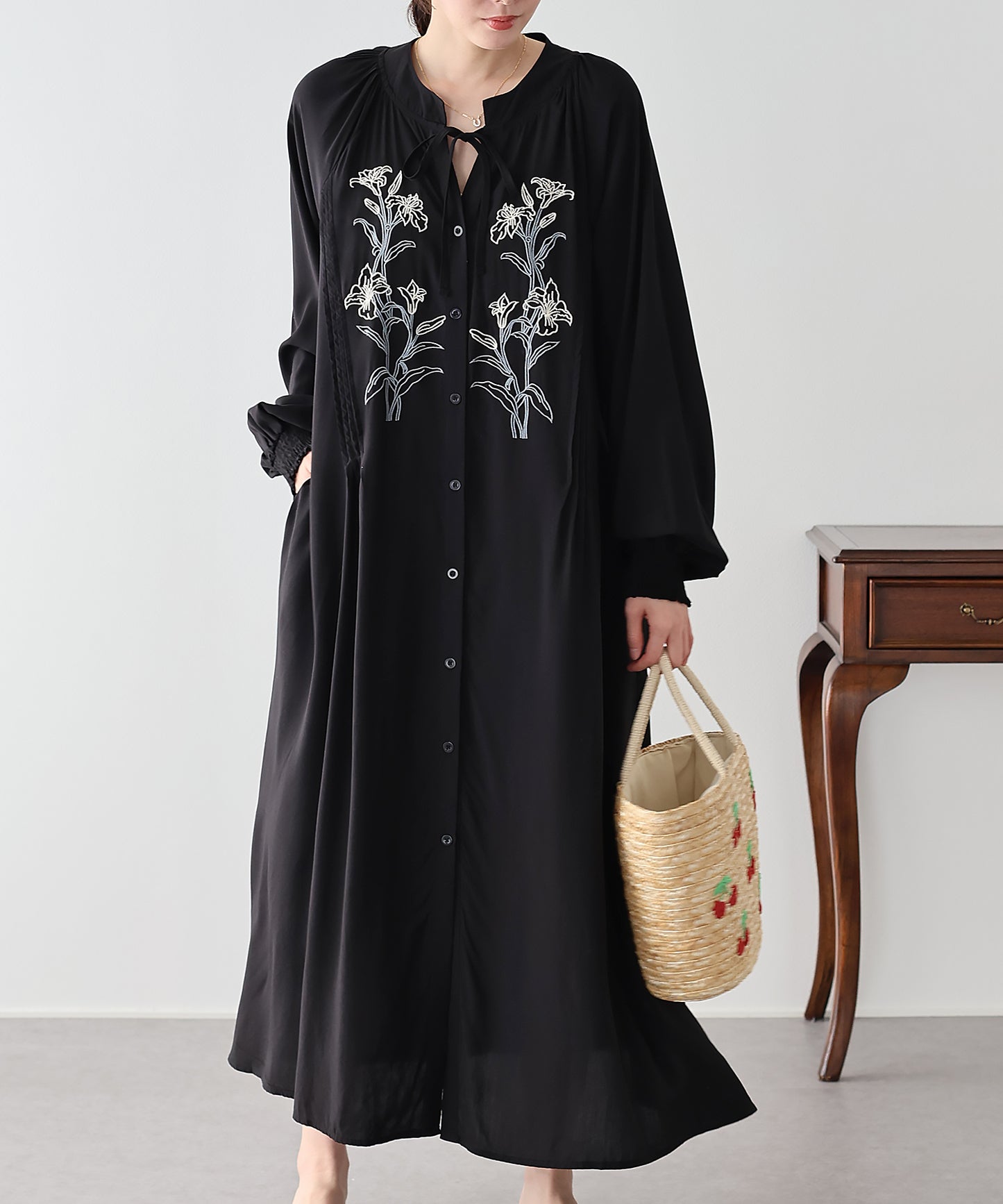 フラワー刺繍ワンピース