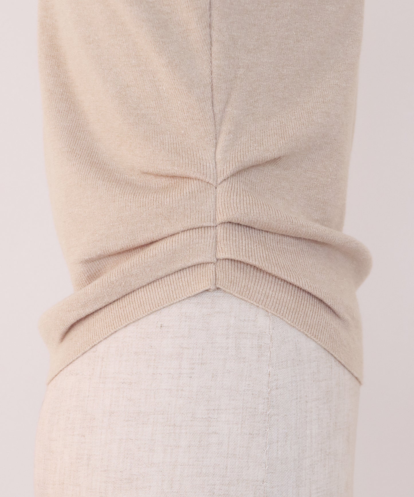 【早割5％OFF】サイドタックハイネックニット