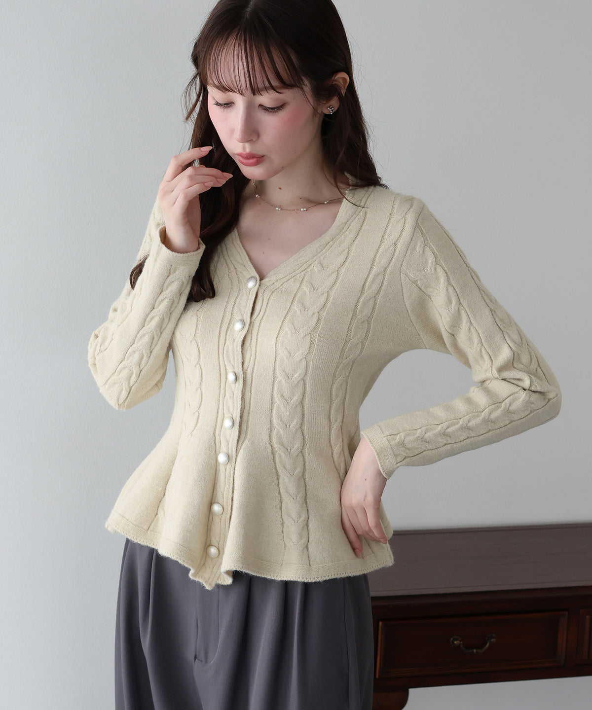 【早割5％OFF】ケーブルペプラムカーディガン