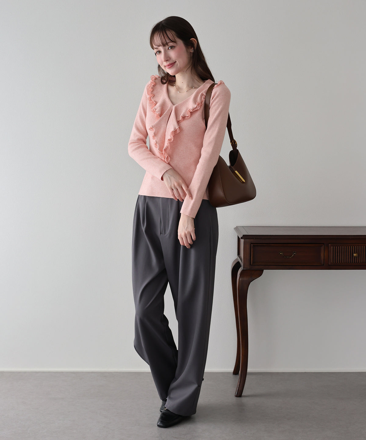 【早割5％OFF】ラッフルフリルが華やかなVネックニットトップス