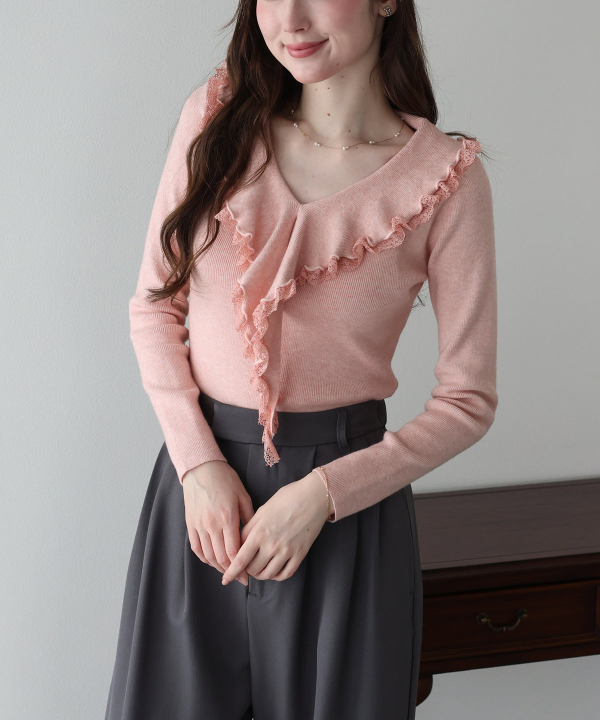 【早割5％OFF】ラッフルフリルが華やかなVネックニットトップス