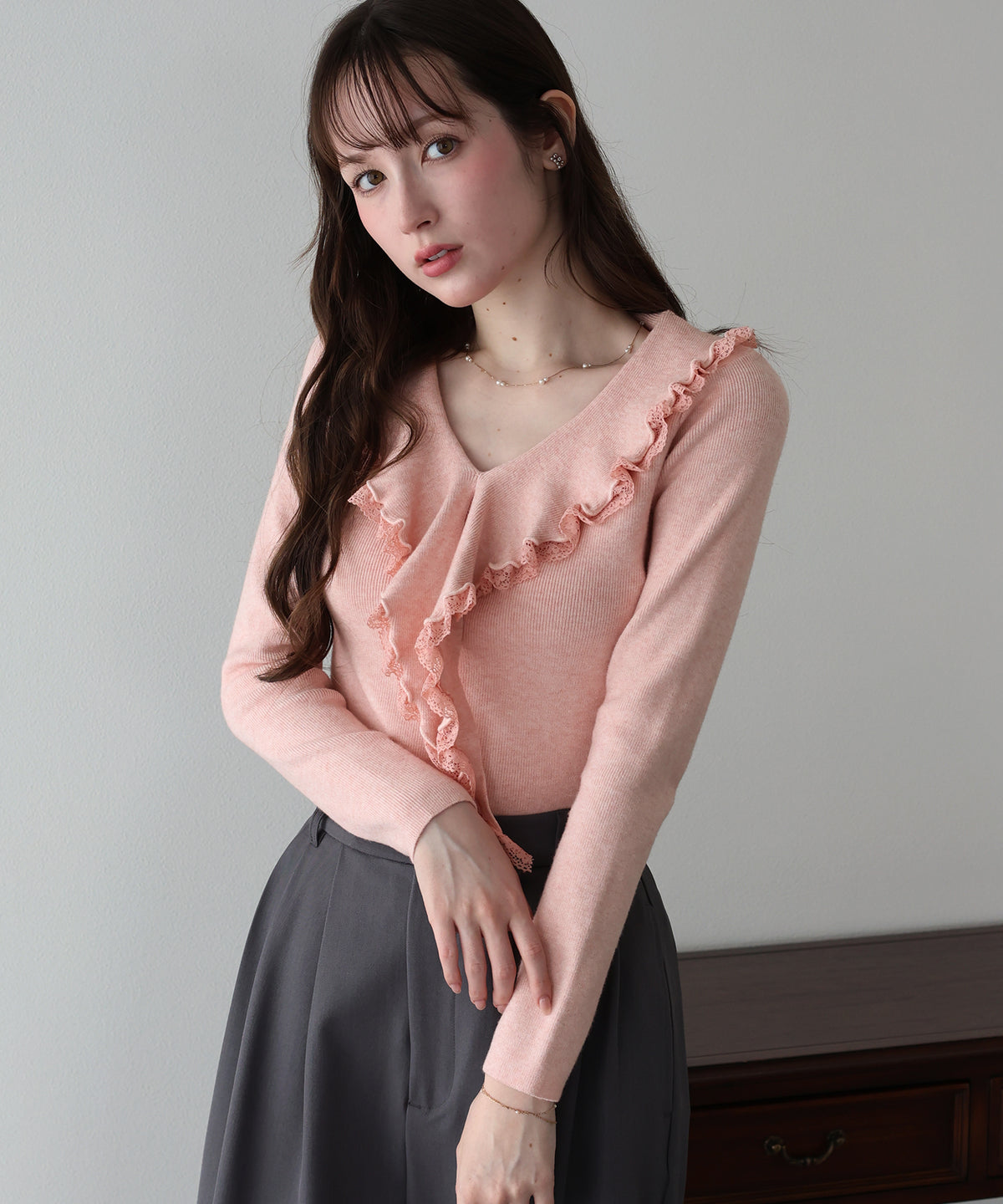 【早割5％OFF】ラッフルフリルが華やかなVネックニットトップス