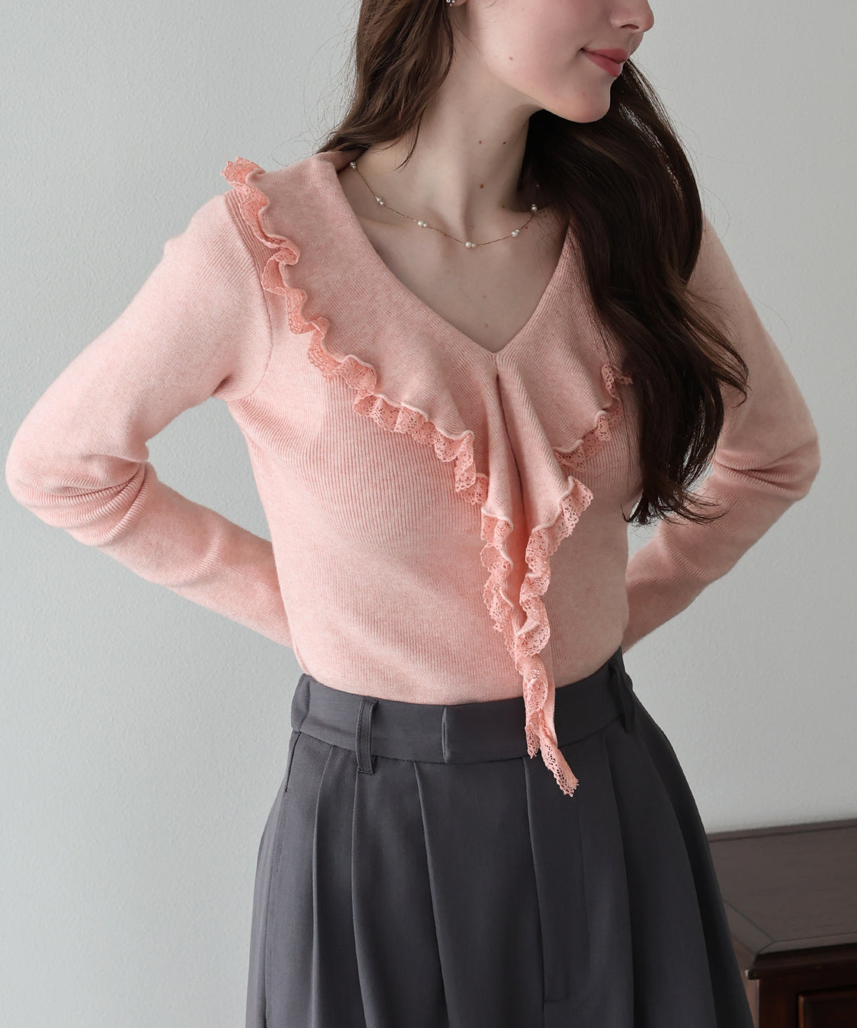 【早割5％OFF】ラッフルフリルが華やかなVネックニットトップス
