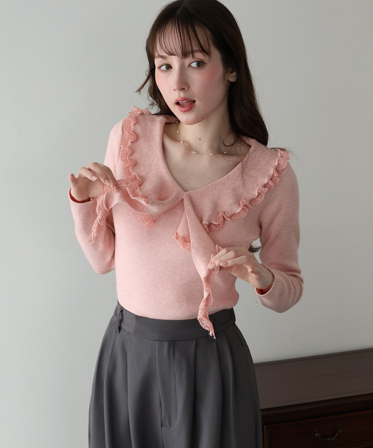 【早割5％OFF】ラッフルフリルが華やかなVネックニットトップス