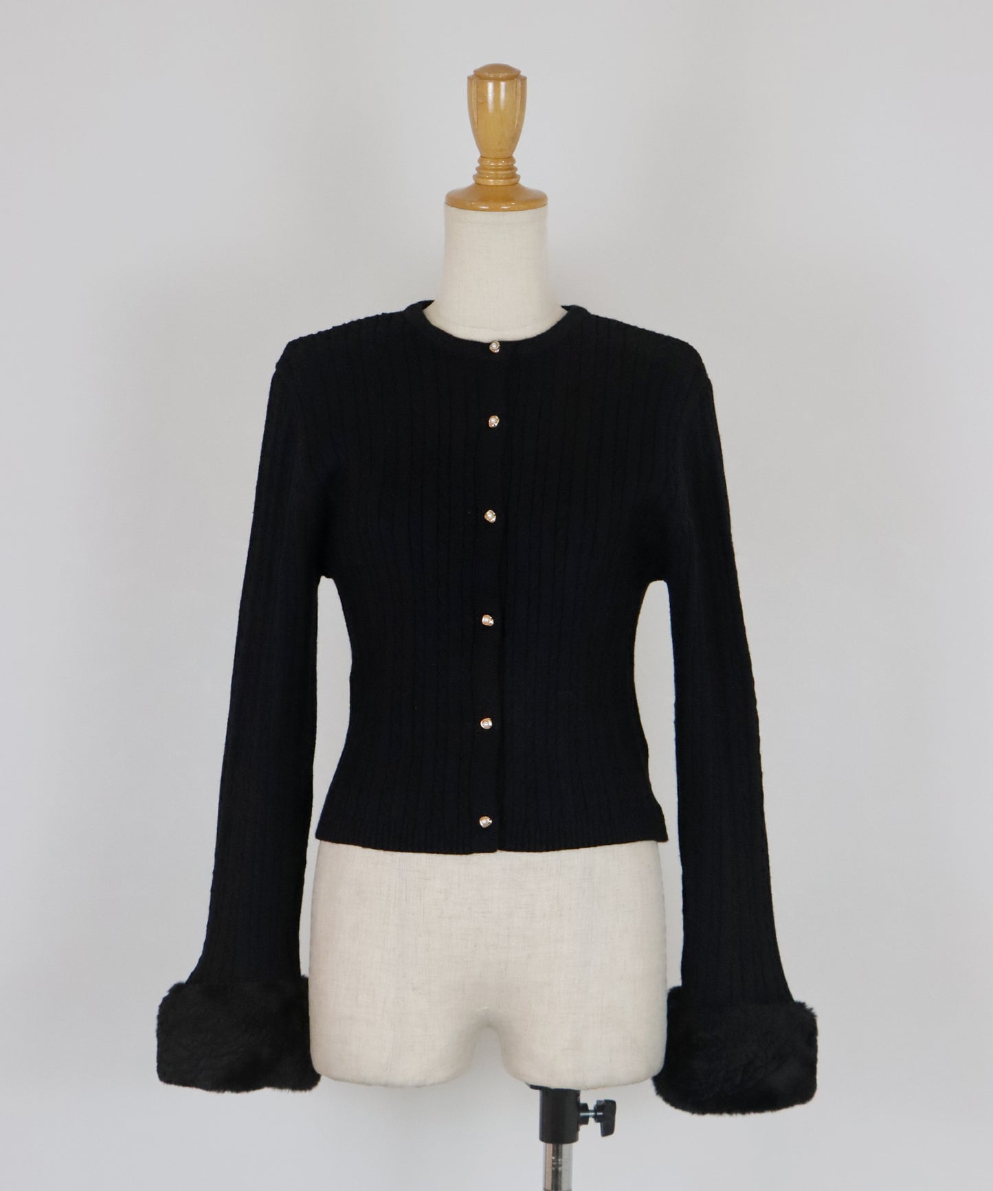 【早割5％OFF】袖ファーケーブルカーディガン