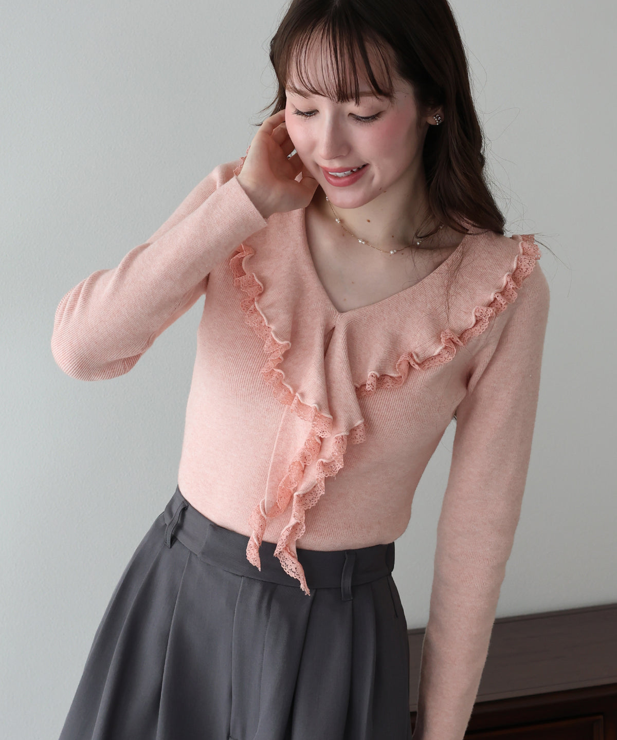 【早割5％OFF】ラッフルフリルが華やかなVネックニットトップス