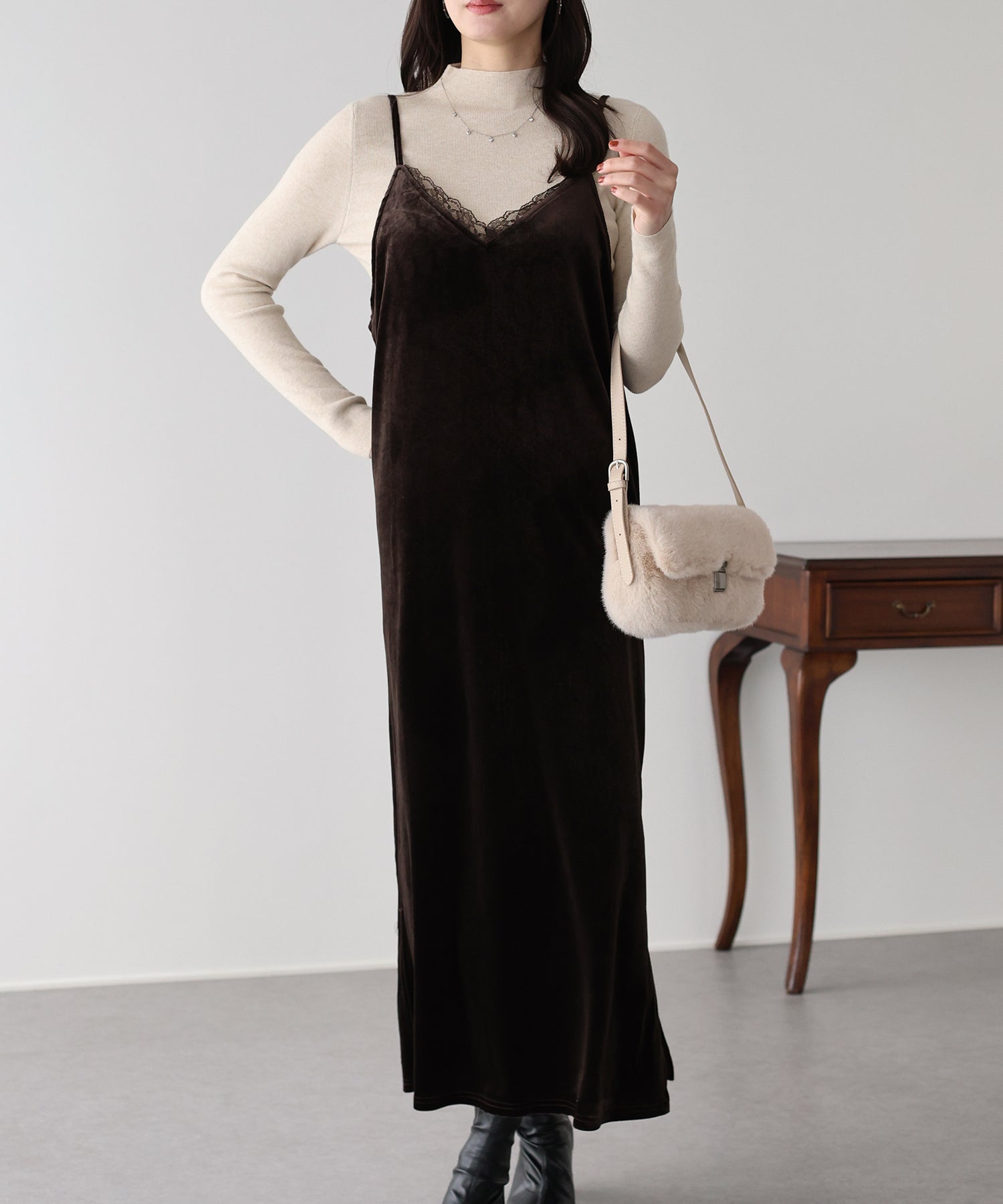 【送料無料】『レーステープベロアキャミワンピース』【メール便不可】【30】[キャミワンピース ドレス レディース ワンピース ロング丈 キャミソール レイヤードワンピ ベロア レース スリット マキシワンピース] レース付ベロアキャミワンピース – BLUE ONLINE