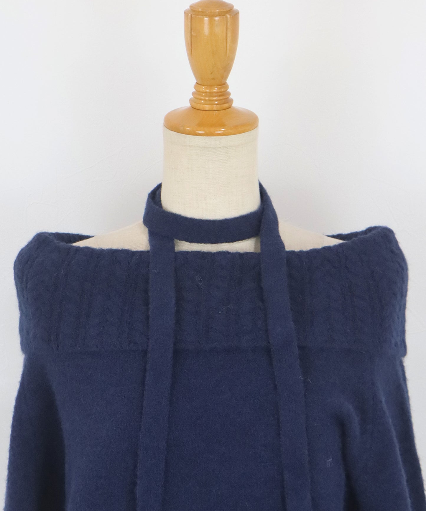 【早割5％OFF】リボンタイ付きオフショルダーニット