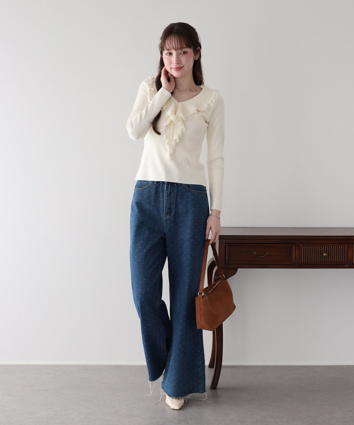 【早割5％OFF】ラッフルフリルが華やかなVネックニットトップス