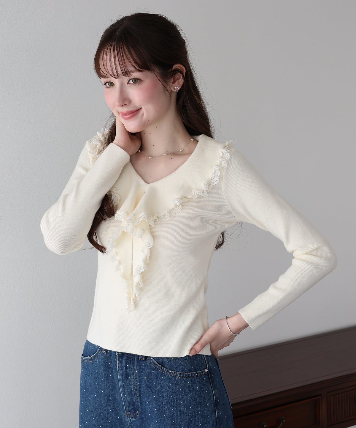 【早割5％OFF】ラッフルフリルが華やかなVネックニットトップス