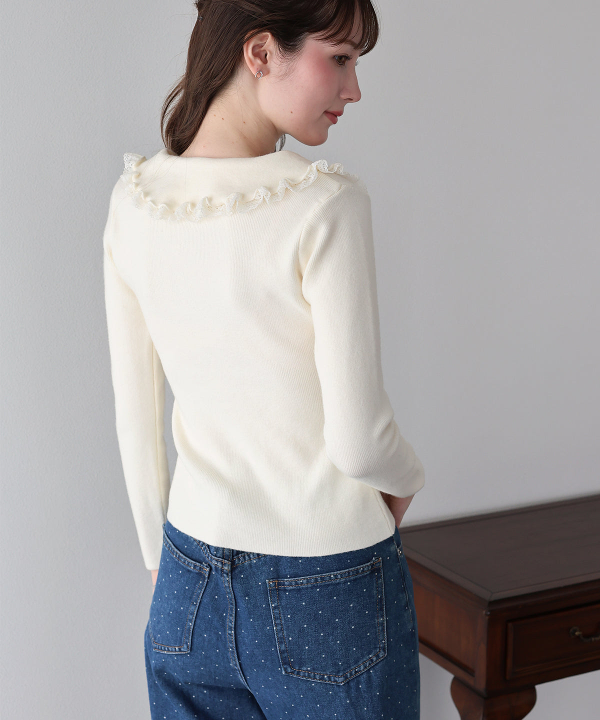 【早割5％OFF】ラッフルフリルが華やかなVネックニットトップス