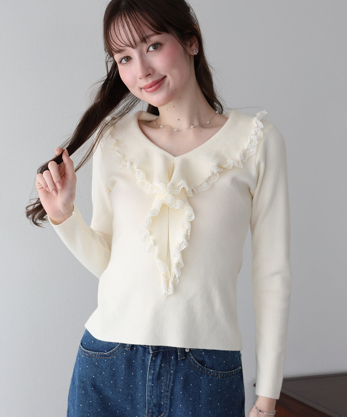 【早割5％OFF】ラッフルフリルが華やかなVネックニットトップス
