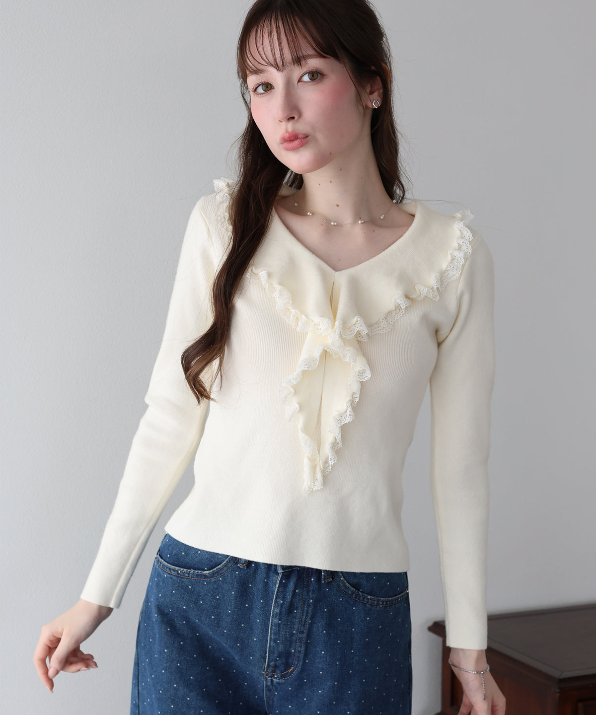 【早割5％OFF】ラッフルフリルが華やかなVネックニットトップス