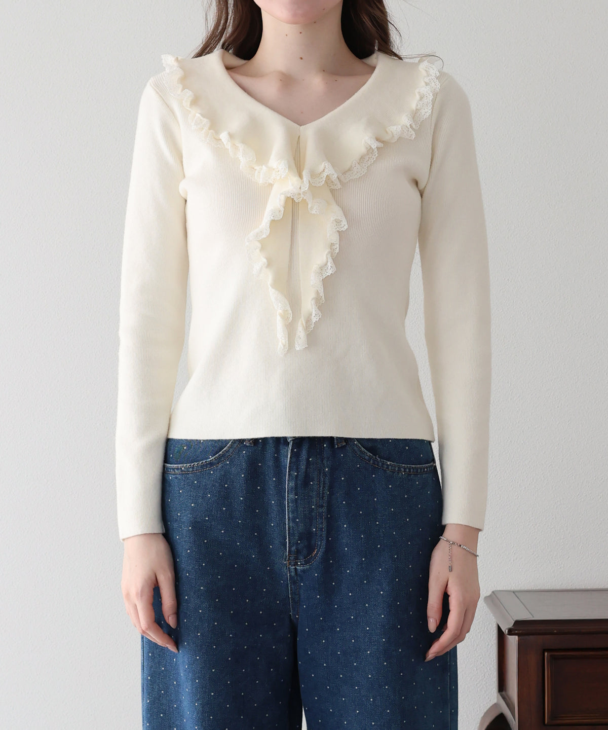 【早割5％OFF】ラッフルフリルが華やかなVネックニットトップス