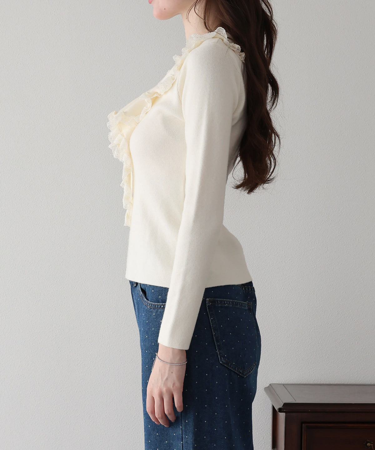 【早割5％OFF】ラッフルフリルが華やかなVネックニットトップス