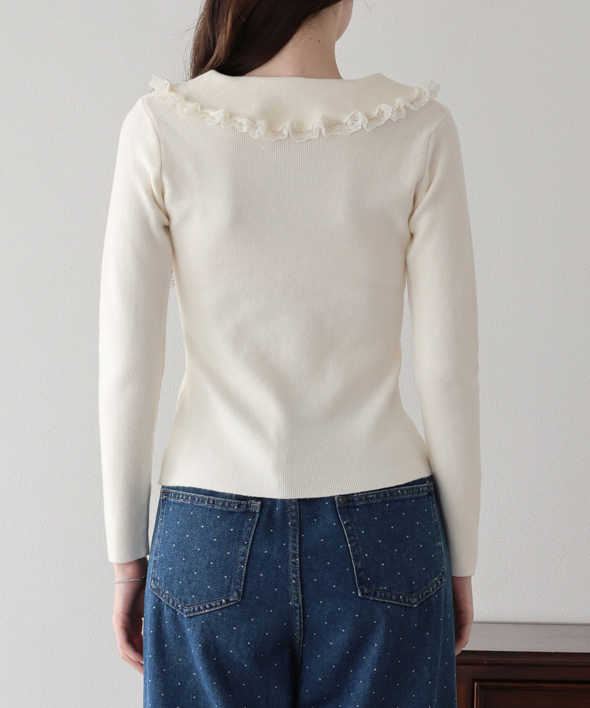 【早割5％OFF】ラッフルフリルが華やかなVネックニットトップス