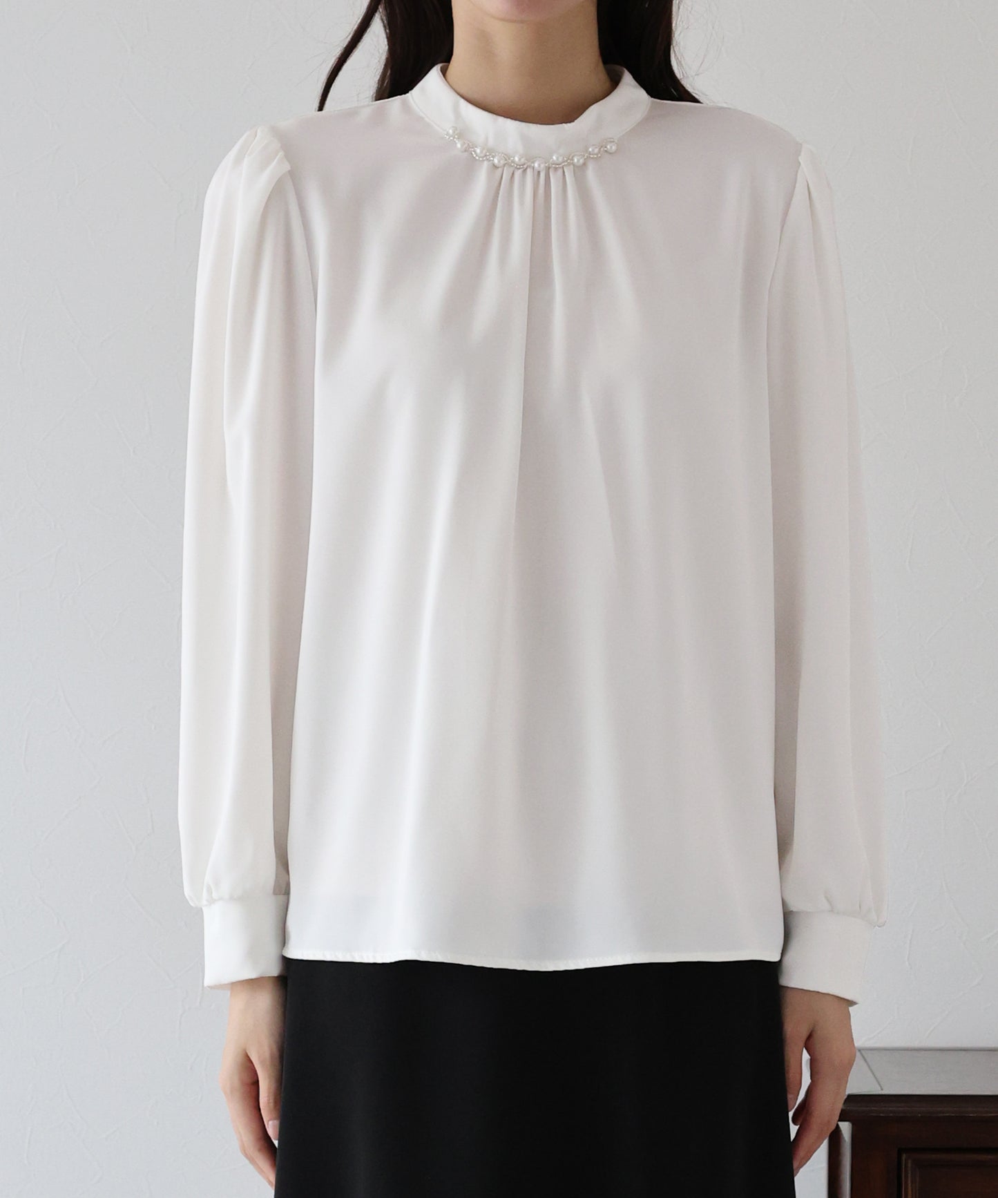 パール＆ビジュー付きスタンドカラーブラウス【ネコポス】