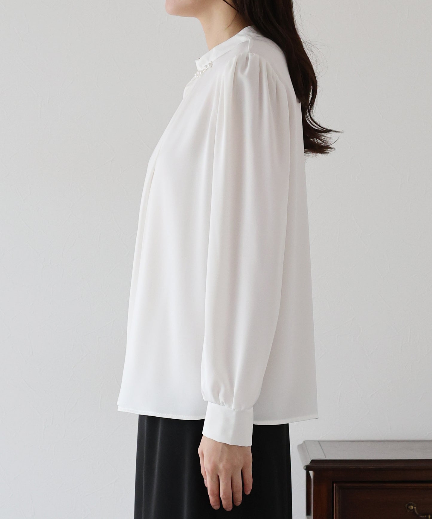 パール＆ビジュー付きスタンドカラーブラウス【ネコポス】