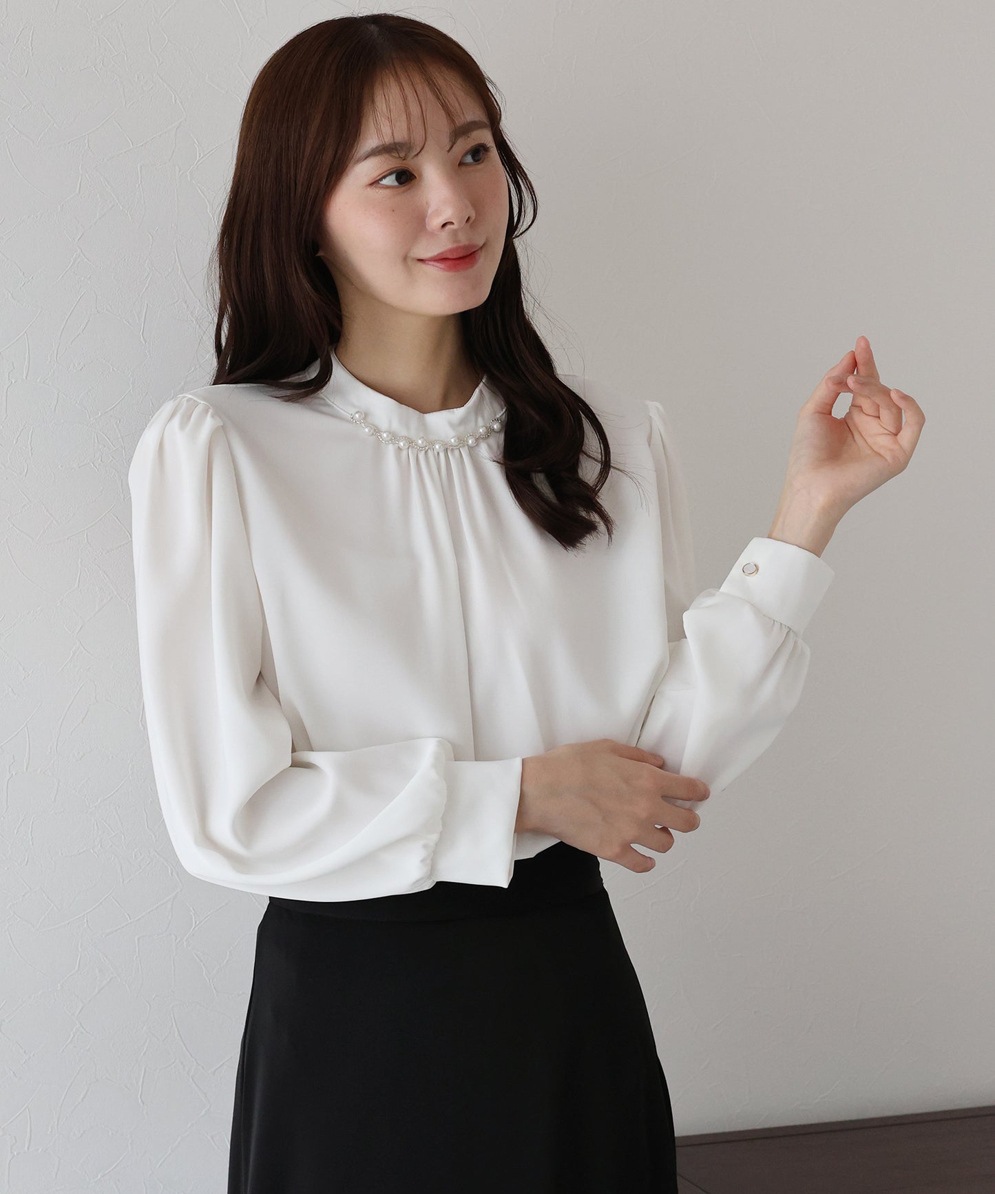 パール＆ビジュー付きスタンドカラーブラウス【ネコポス】