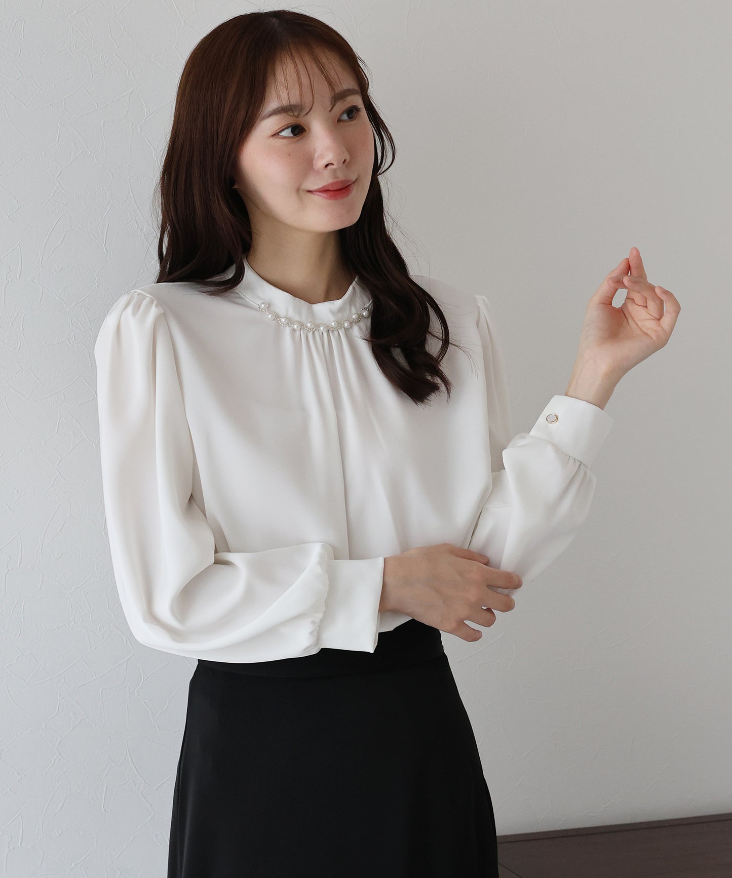 【早割5％OFF】パール＆ビジュー付きスタンドカラーブラウス【ネコポス】