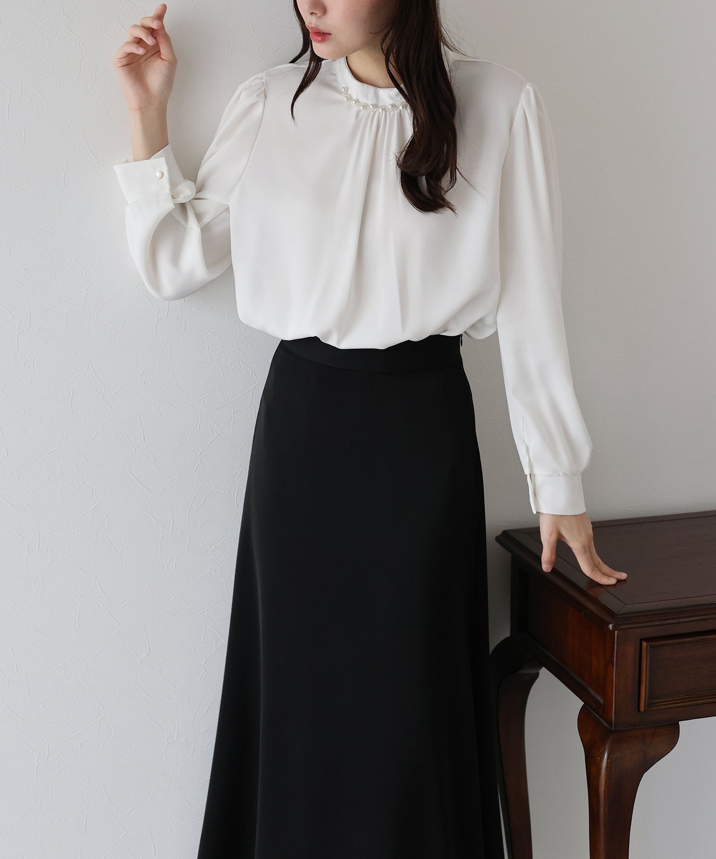 パール＆ビジュー付きスタンドカラーブラウス【ネコポス】