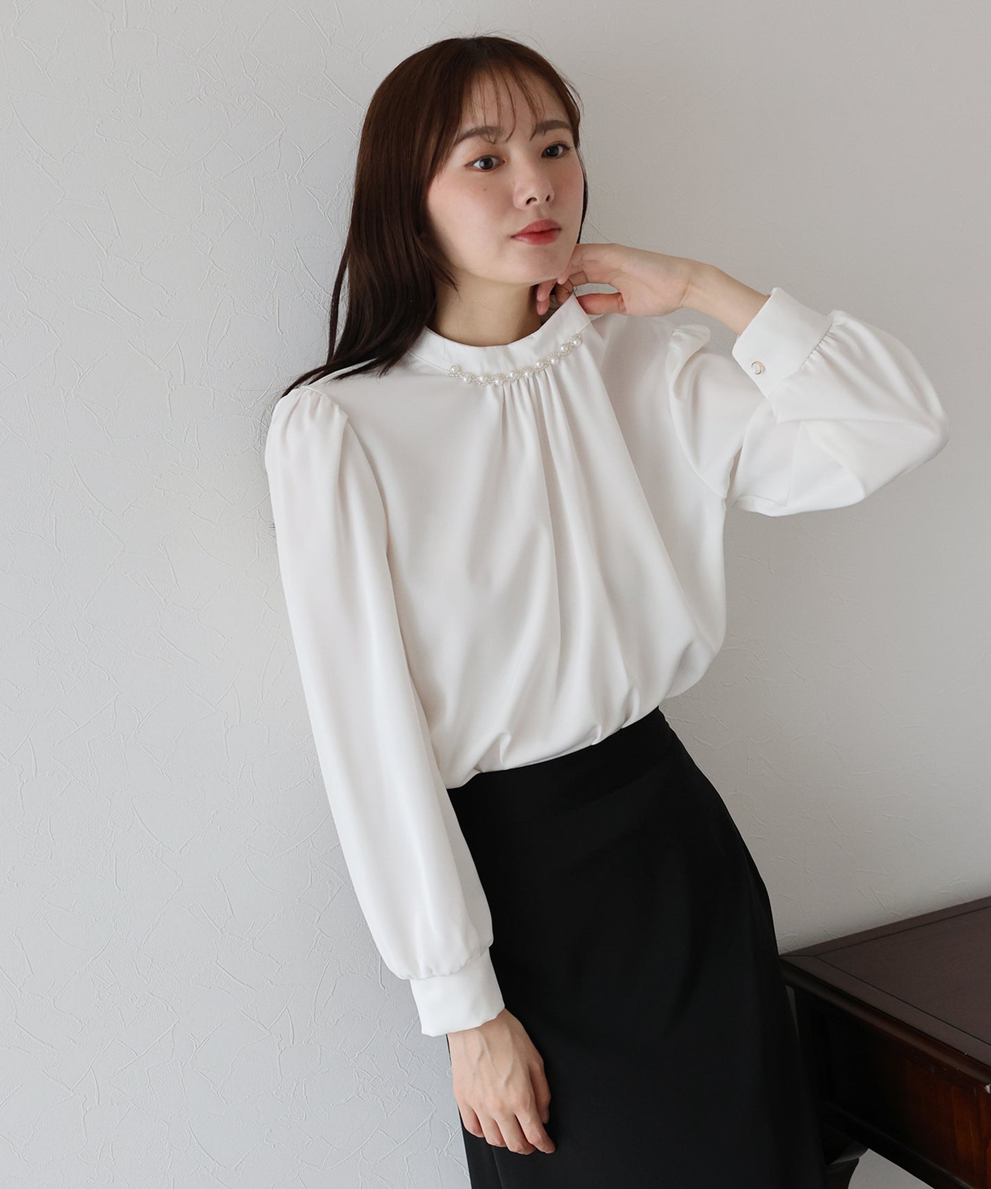パール＆ビジュー付きスタンドカラーブラウス【ネコポス】