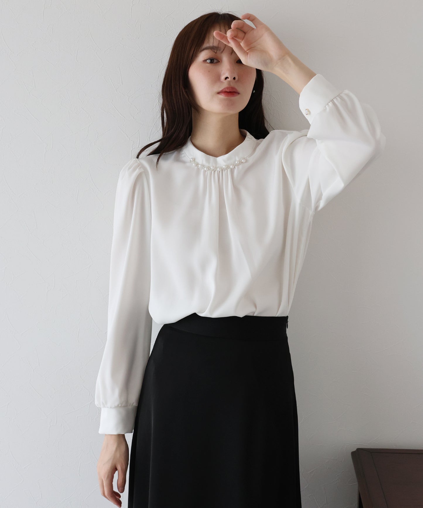 パール＆ビジュー付きスタンドカラーブラウス【ネコポス】