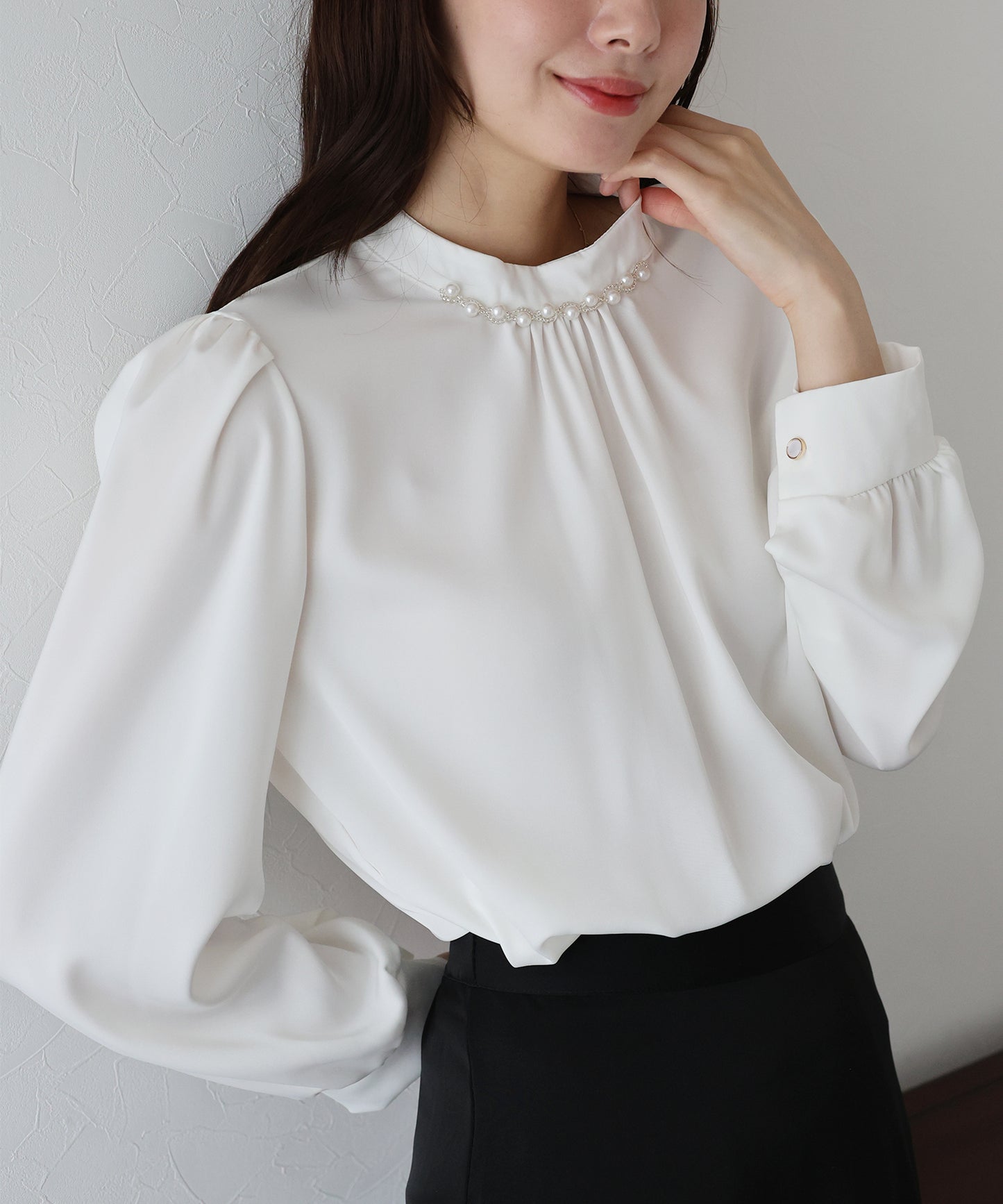 【早割5％OFF】パール＆ビジュー付きスタンドカラーブラウス【ネコポス】