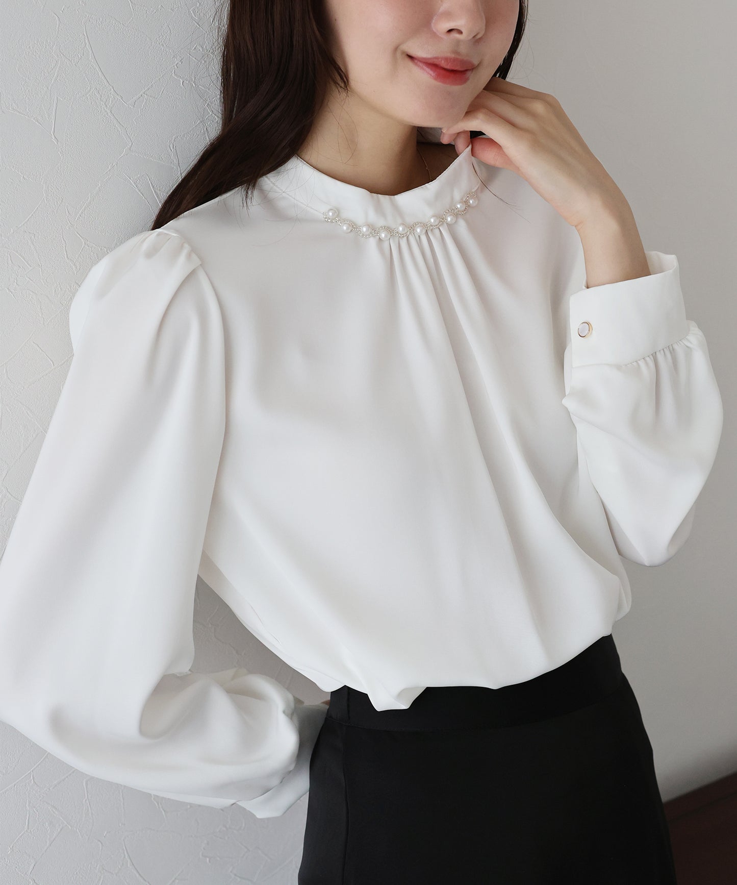 パール＆ビジュー付きスタンドカラーブラウス【ネコポス】