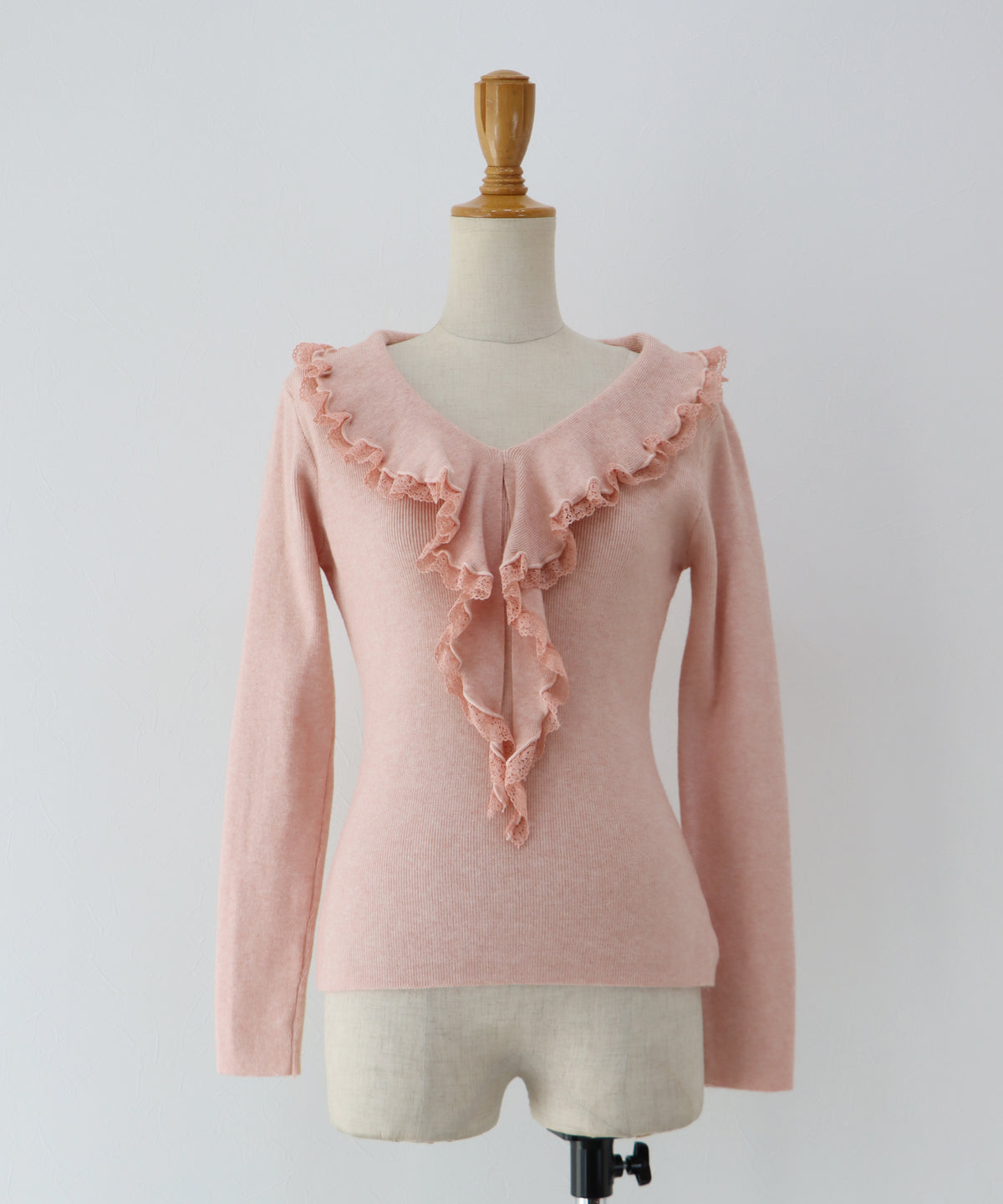 【早割5％OFF】ラッフルフリルが華やかなVネックニットトップス