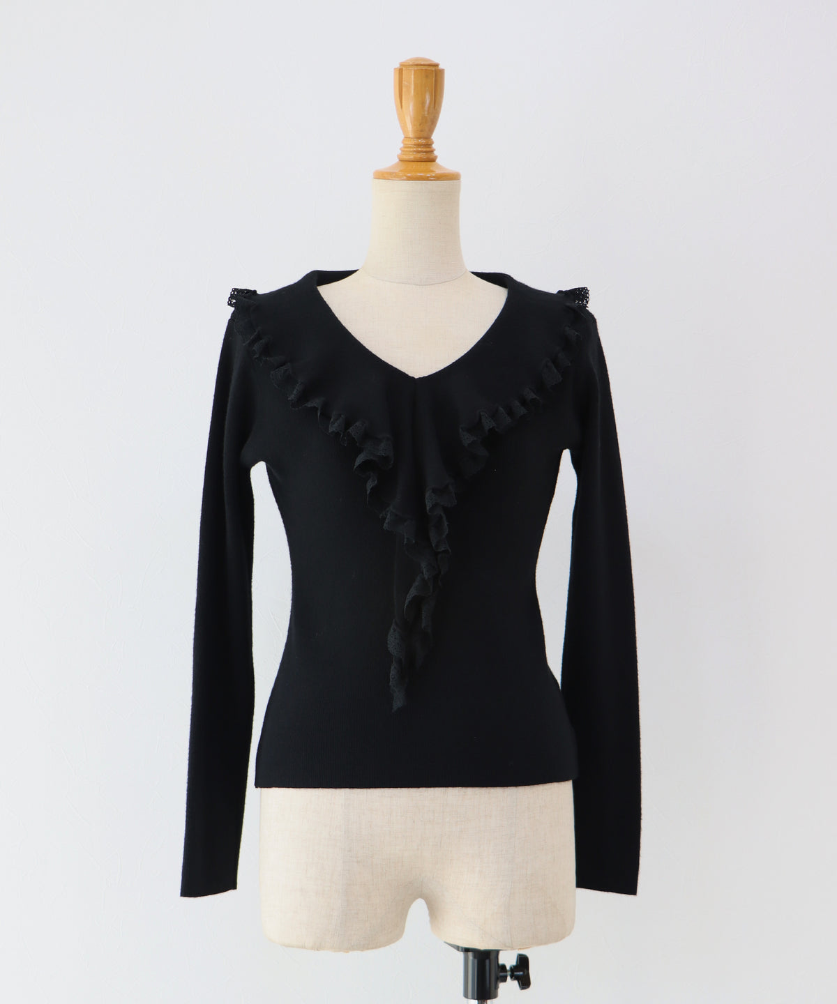 【早割5％OFF】ラッフルフリルが華やかなVネックニットトップス
