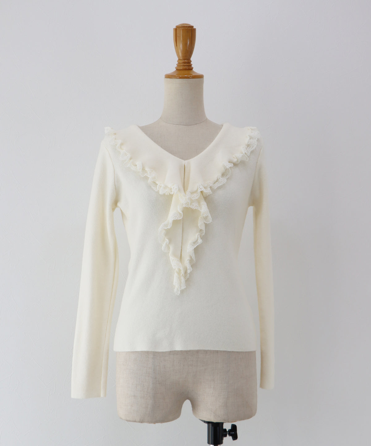 【早割5％OFF】ラッフルフリルが華やかなVネックニットトップス