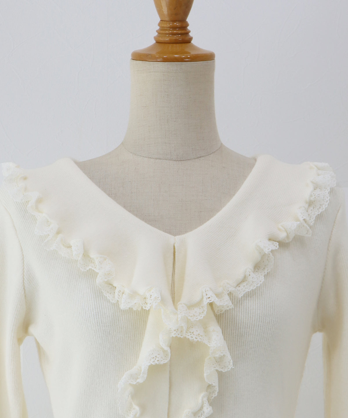 【早割5％OFF】ラッフルフリルが華やかなVネックニットトップス