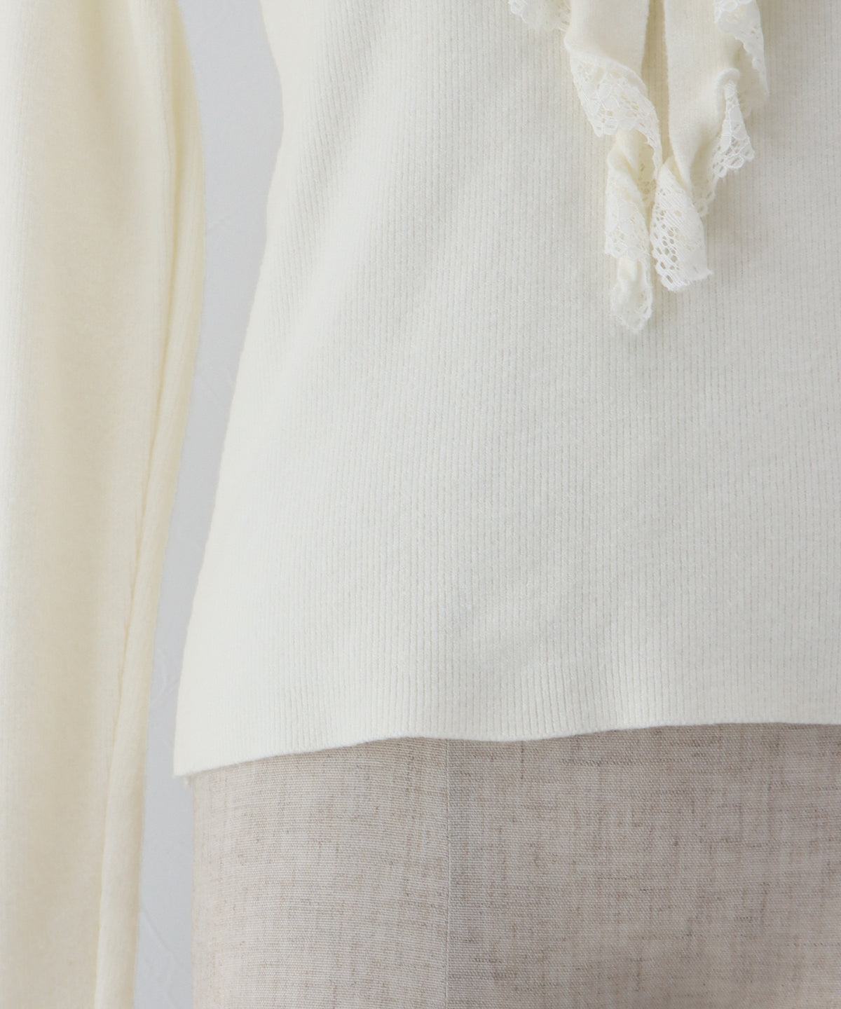 【早割5％OFF】ラッフルフリルが華やかなVネックニットトップス