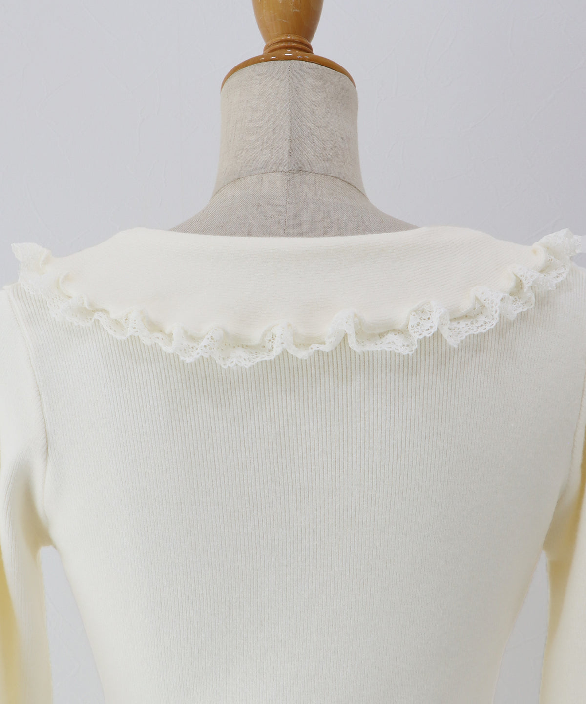 【早割5％OFF】ラッフルフリルが華やかなVネックニットトップス