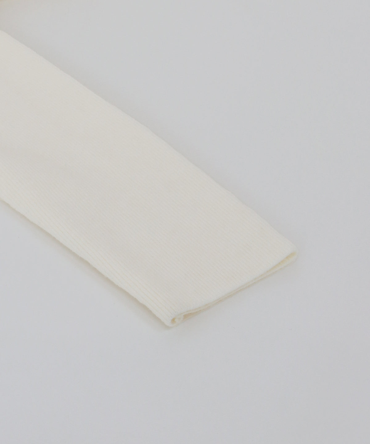 【早割5％OFF】ラッフルフリルが華やかなVネックニットトップス